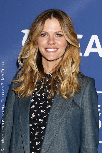 wallpapers Grace And Frankie Mallory Husband Actor brooklyn decker hones acting on netflix