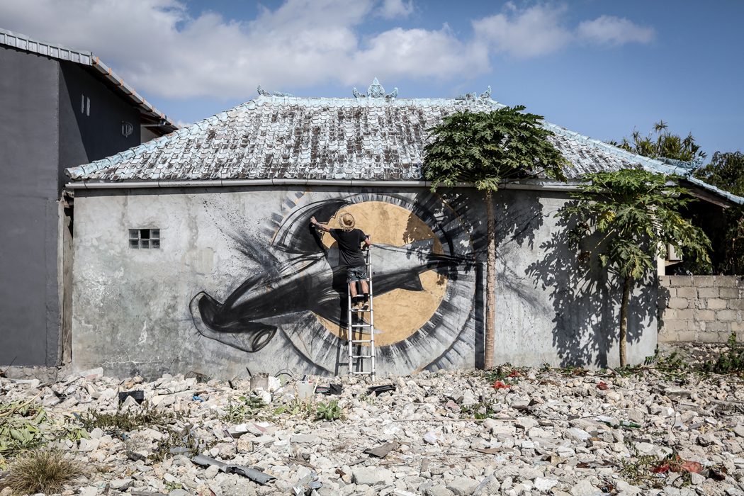 Cinzah painting new Rob Stewart tribute mural in Bali